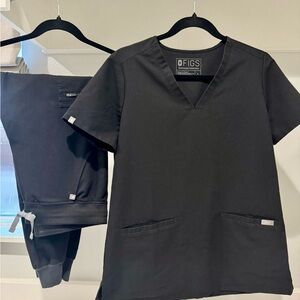 FIGS Scrub Set - Casma Top & Zamora Jogger Pants - Color Black - Size Small